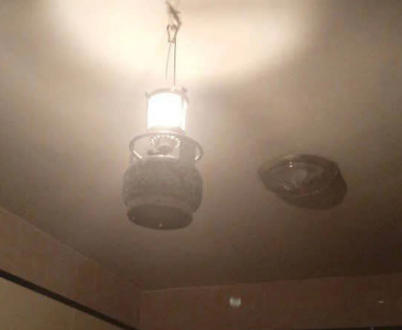 Hatay'da binlerce hane 2 gündür elektriksiz: Aileler soğukta çareyi piknik tüplerinde arıyor