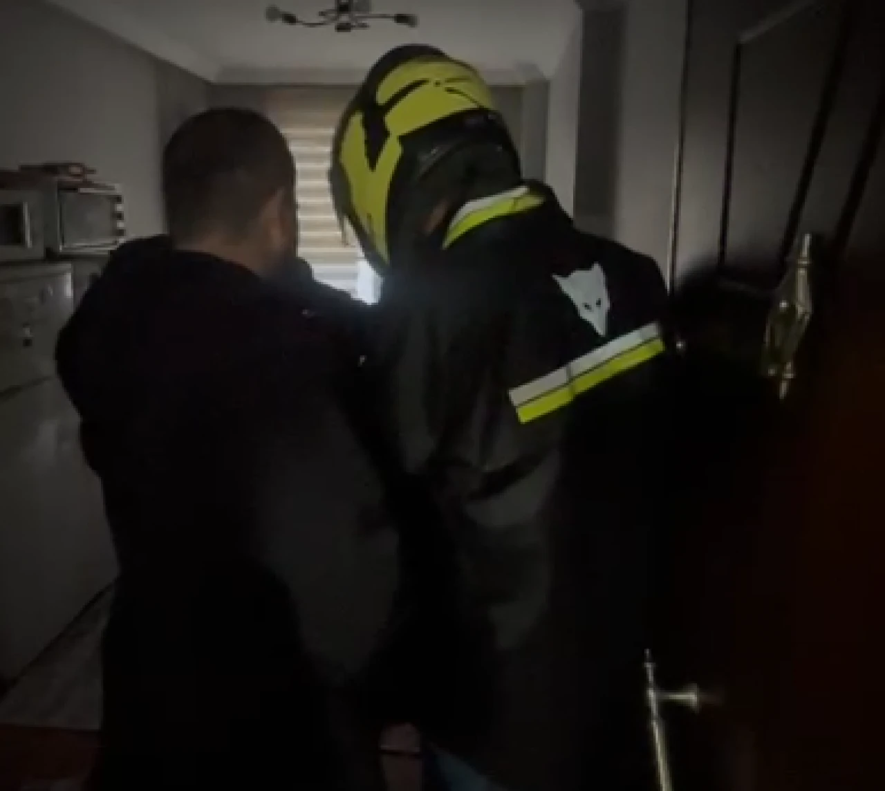 Kurye kılığındaki polis, Firari dolandırıcıyı yakaladı!