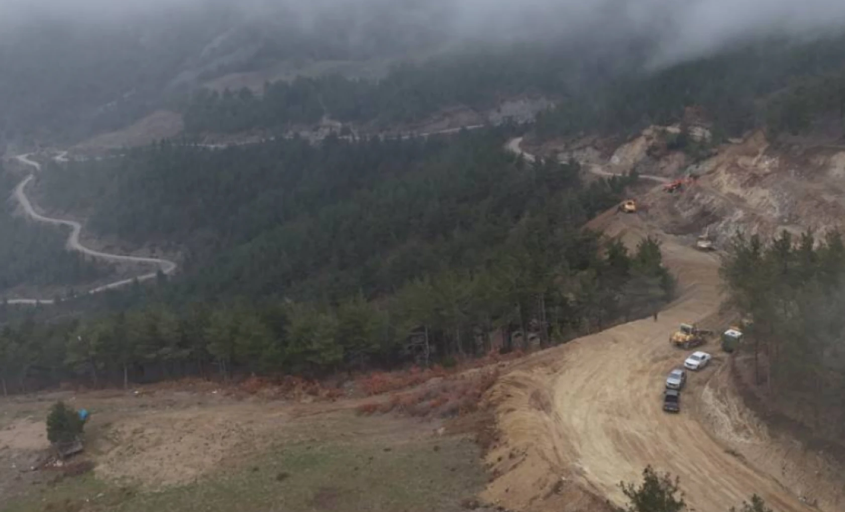 Hatay'da 2 ilçeyi birbirine bağlayan yolda çalışmalar aralıksız devam ediyor!