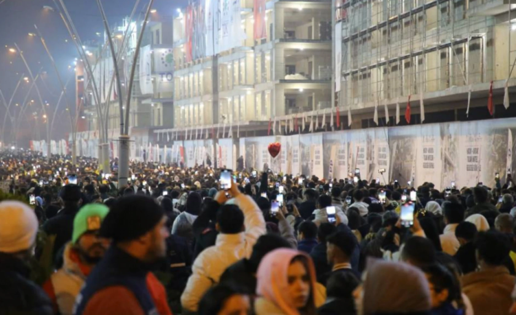 Hatay'da binlerce kişi sokaklara akın etti: Deprem şehitleri andı!