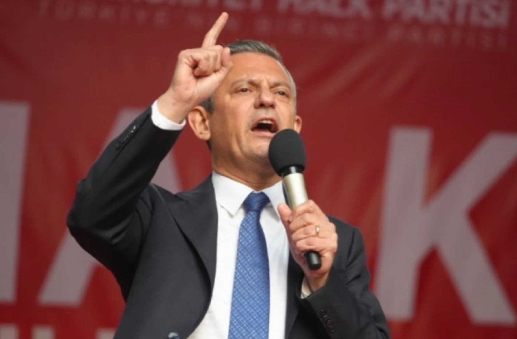 Özgür Özel, kendisine açılan soruşturma hakkında konuştu: 'Tepemin tasını attırma'