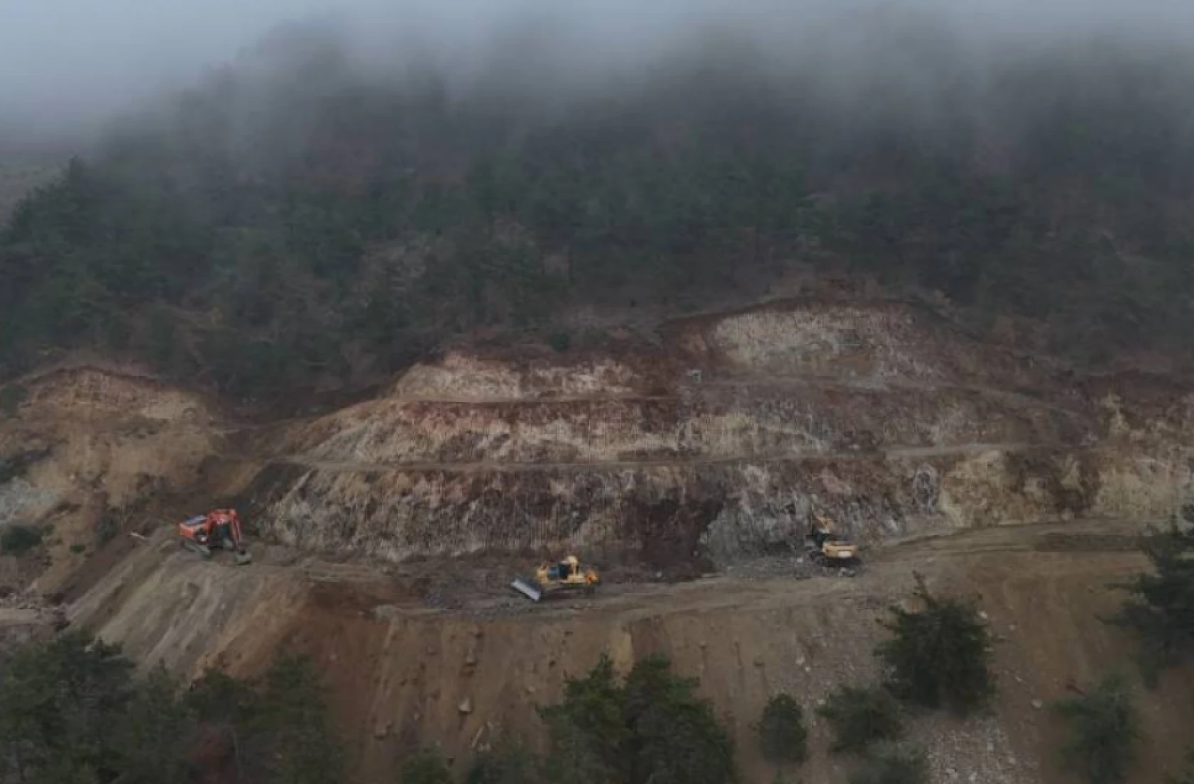 Hatay'da 2 ilçeyi birbirine bağlayan yolda çalışmalar aralıksız devam ediyor!