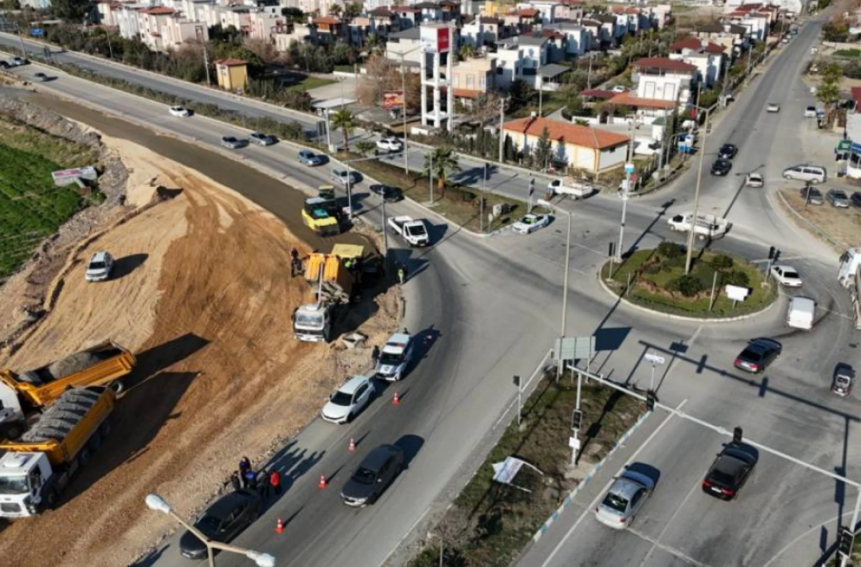 Hatay'da 2 ilçeyi bir birine bağlayan bağlantı yolu trafiğe nefes aldırdı!