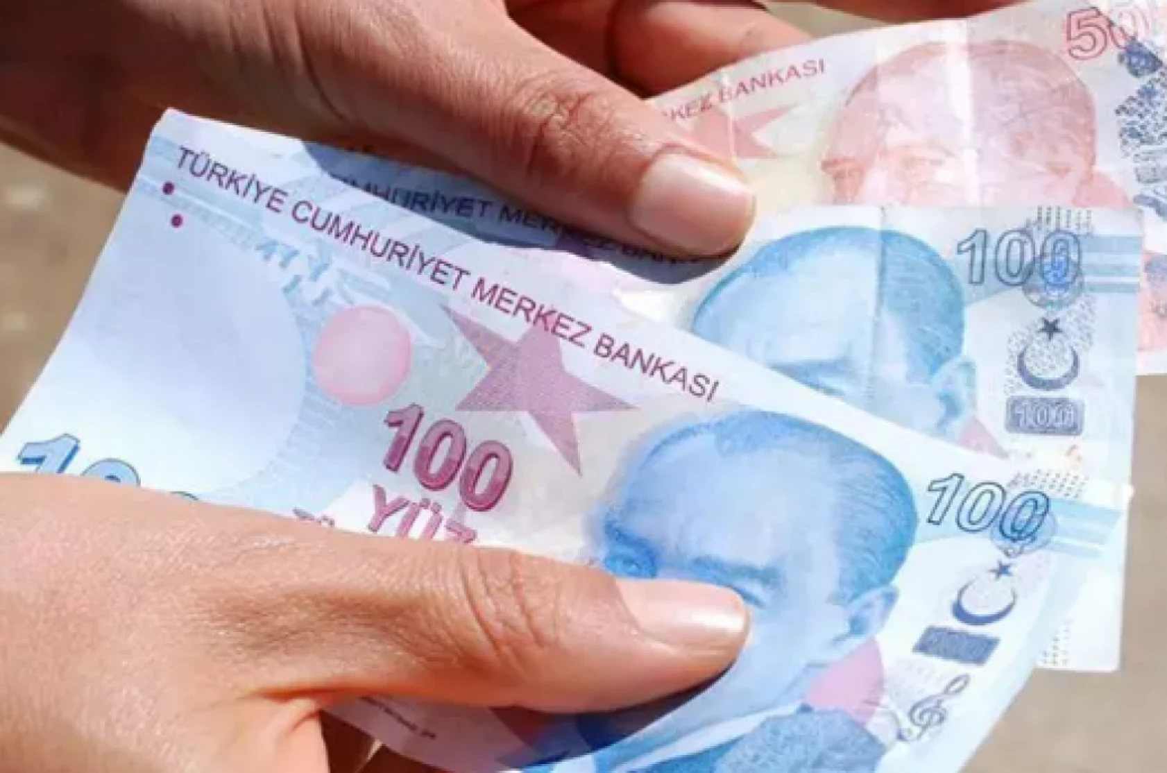 Hataylı Öğrencilere Bayram Öncesi Ulaşım Desteği: 7.600 TL'ye Kadar Geri Ödemesiz Yardım!