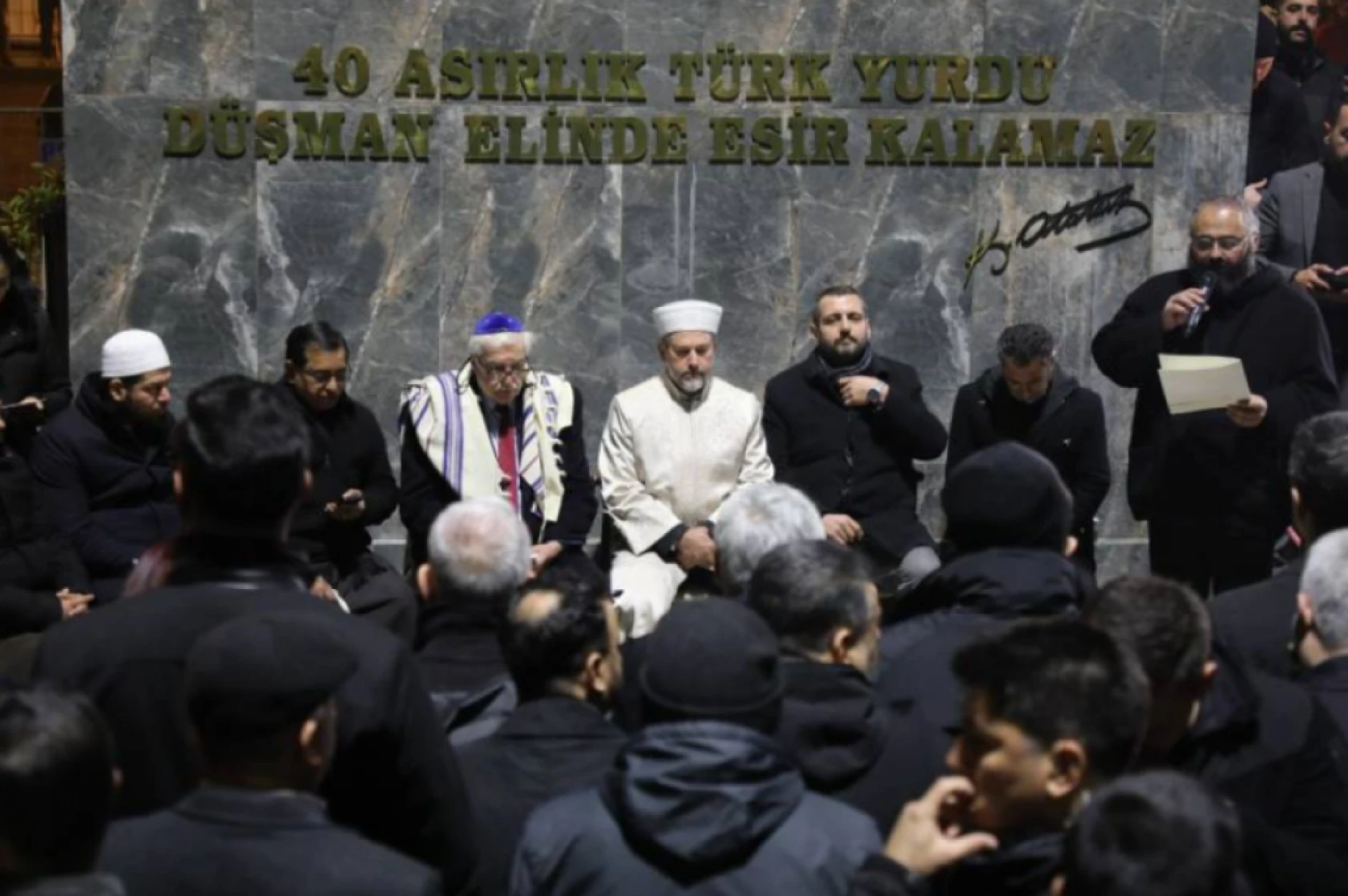 Hatay'da binlerce kişi sokaklara akın etti: Deprem şehitleri andı!