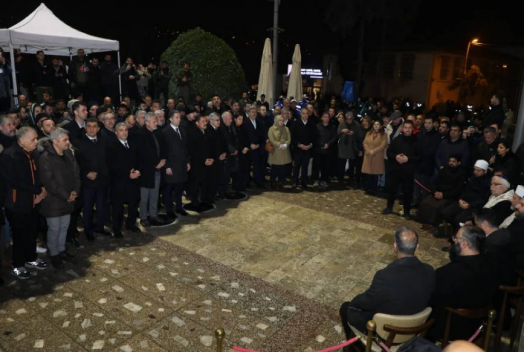 Hatay'da binlerce kişi sokaklara akın etti: Deprem şehitleri andı!