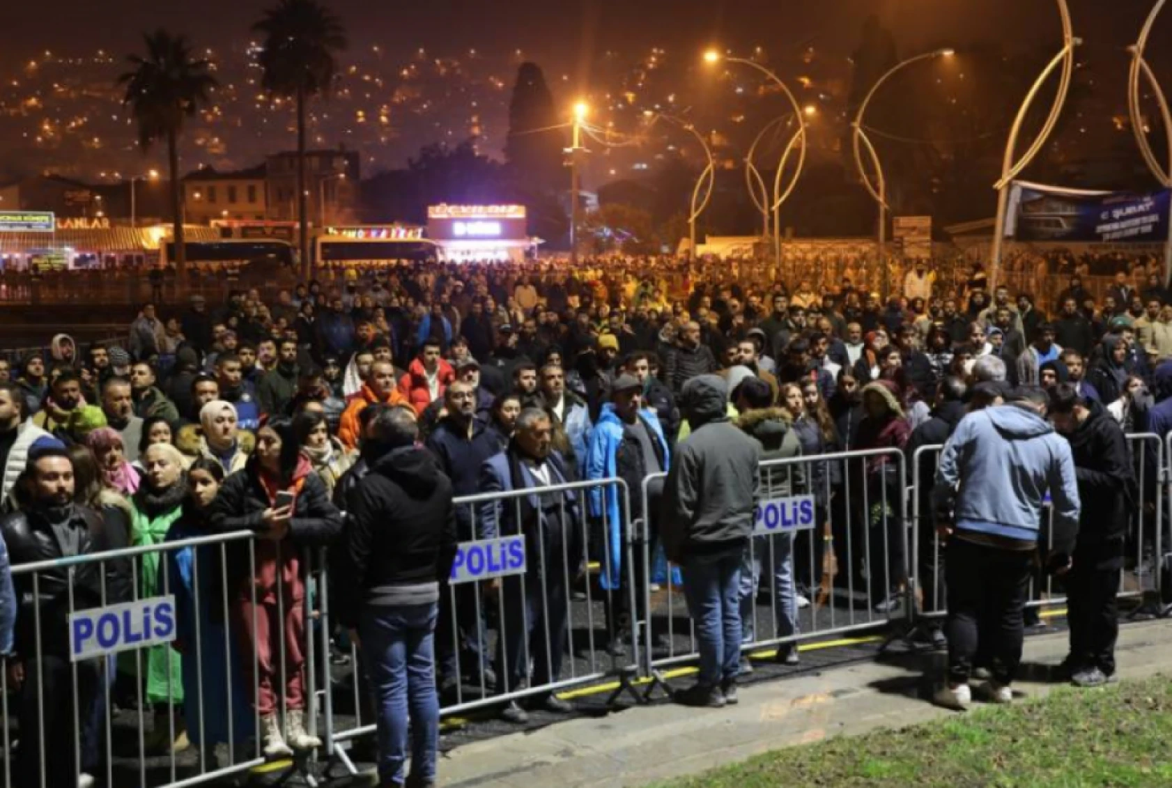 Hatay'da binlerce kişi sokaklara akın etti: Deprem şehitleri andı!