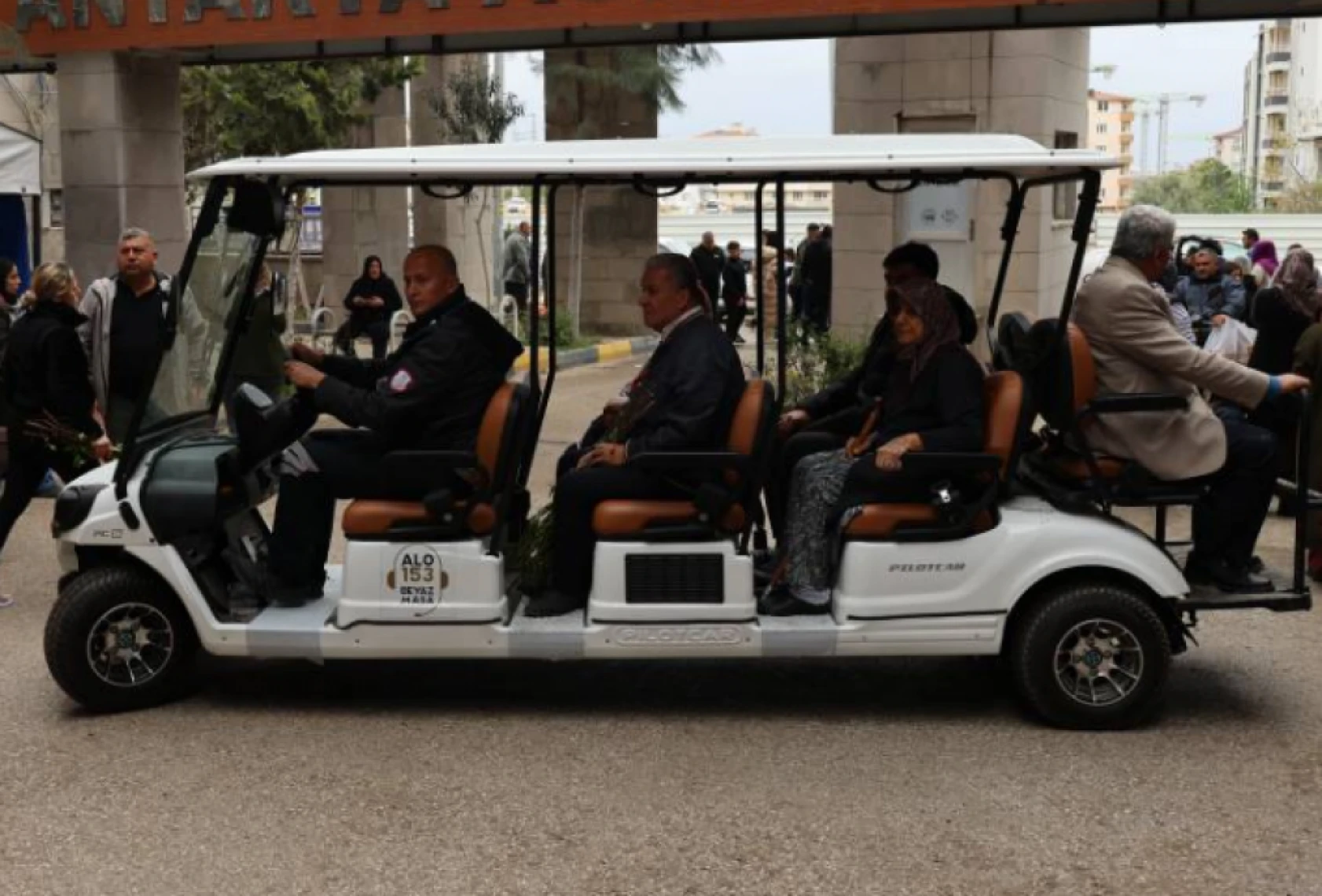 Hatay'daki mezarlıklarda golf araçları hizmet veriyor: O tarihe kadar geçerli!