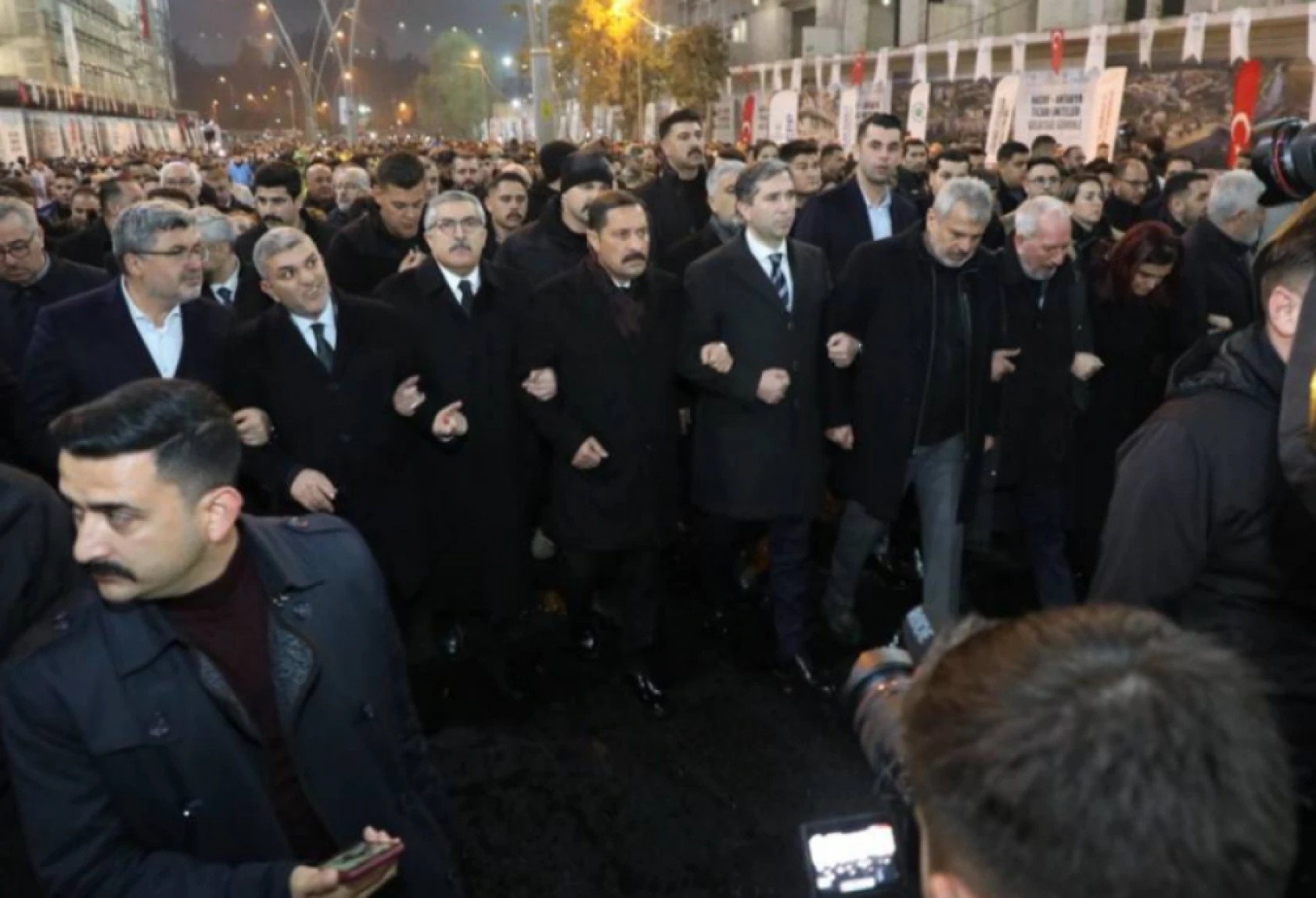 Hatay'da binlerce kişi sokaklara akın etti: Deprem şehitleri andı!