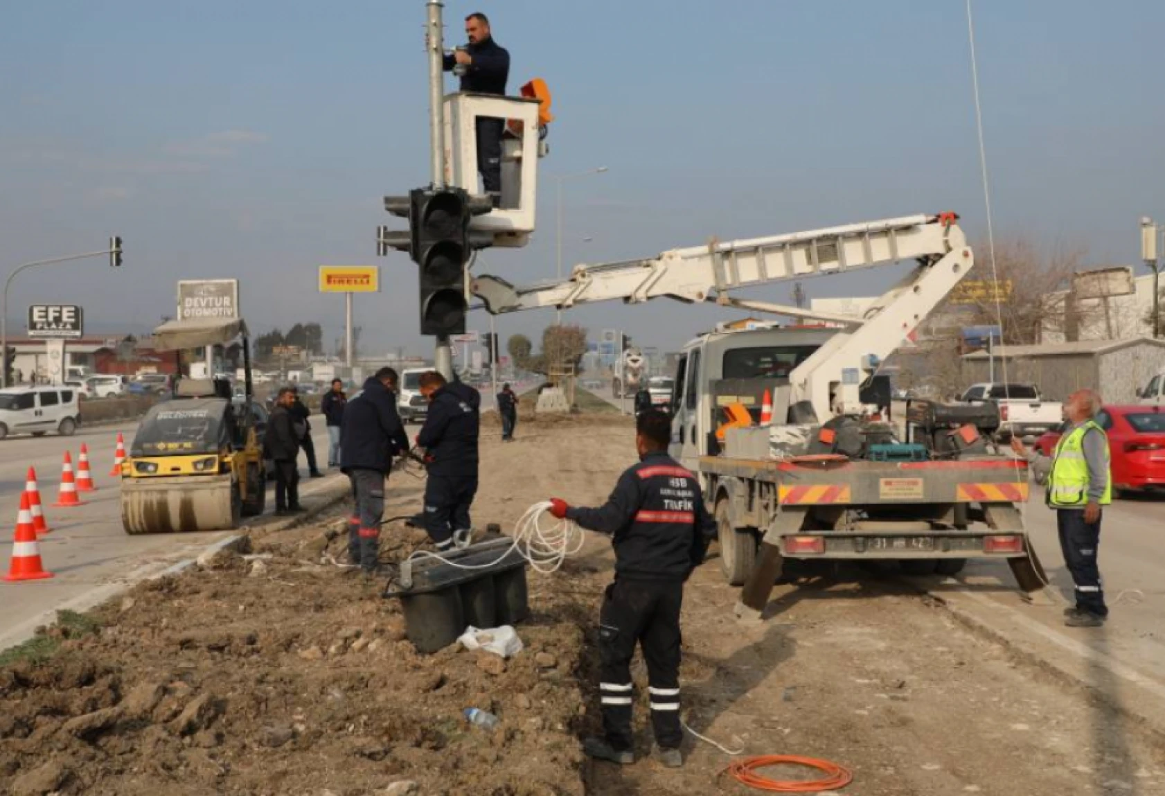 Hatay'da trafik yoğunluğunun fazla olduğu caddede çalışma başladı!