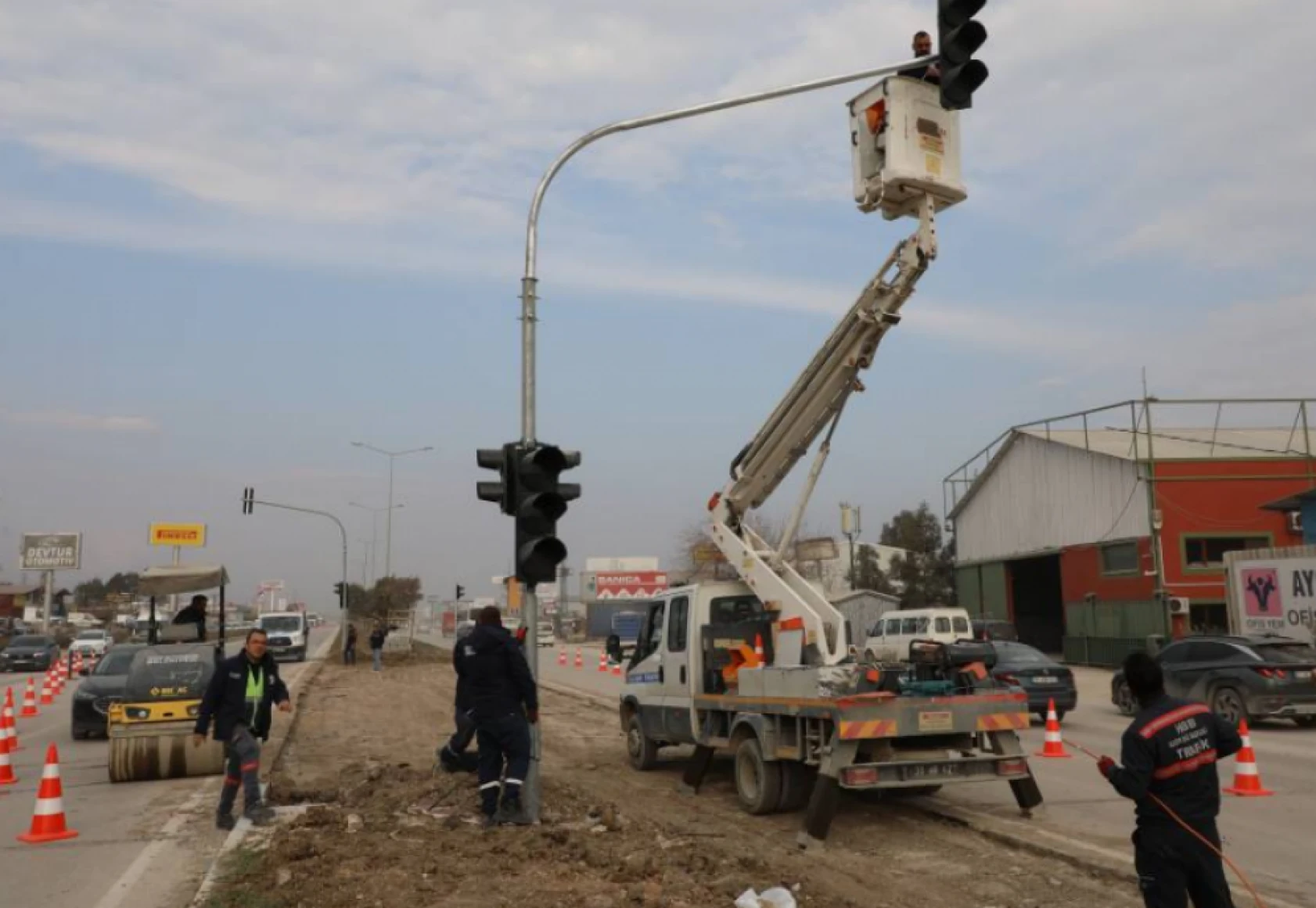 Hatay'da trafik yoğunluğunun fazla olduğu caddede çalışma başladı!