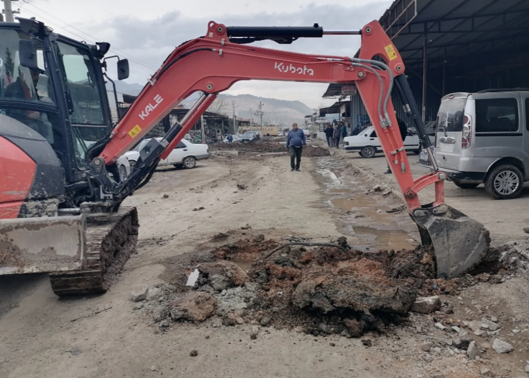 Hatay'daki o ilçenin sanayi sitesinde çalışmalar aralıksız devam ediyor!