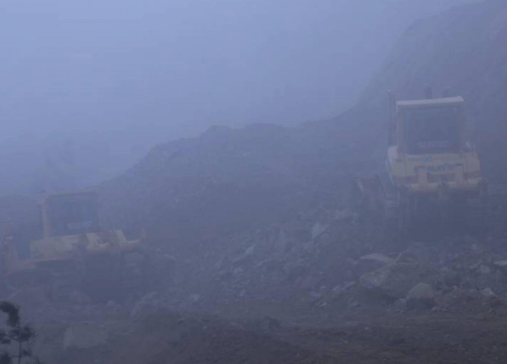 Hatay'da 2 ilçeyi birbirine bağlayan yolda çalışmalar aralıksız devam ediyor!