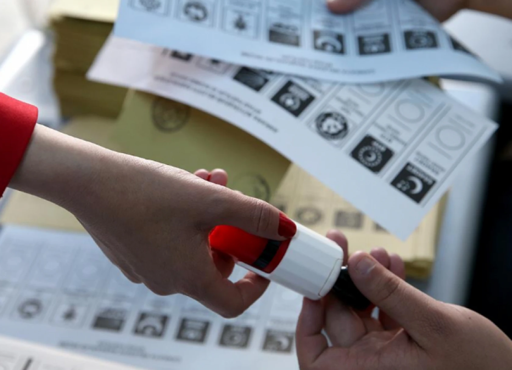 Hataylılar seçime gitti: Oy kullanma işleminin ardından sayım yapılacak!