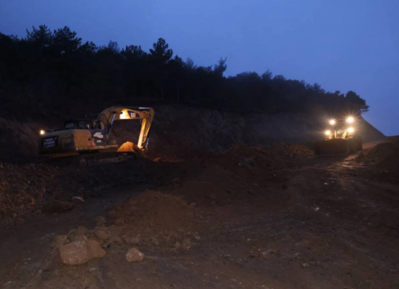 Hatay'da 2 ilçeyi birbirine bağlayan yolda çalışmalar aralıksız devam ediyor!