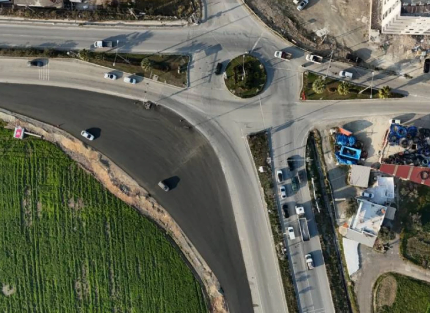 Hatay'da 2 ilçeyi bir birine bağlayan bağlantı yolu trafiğe nefes aldırdı!