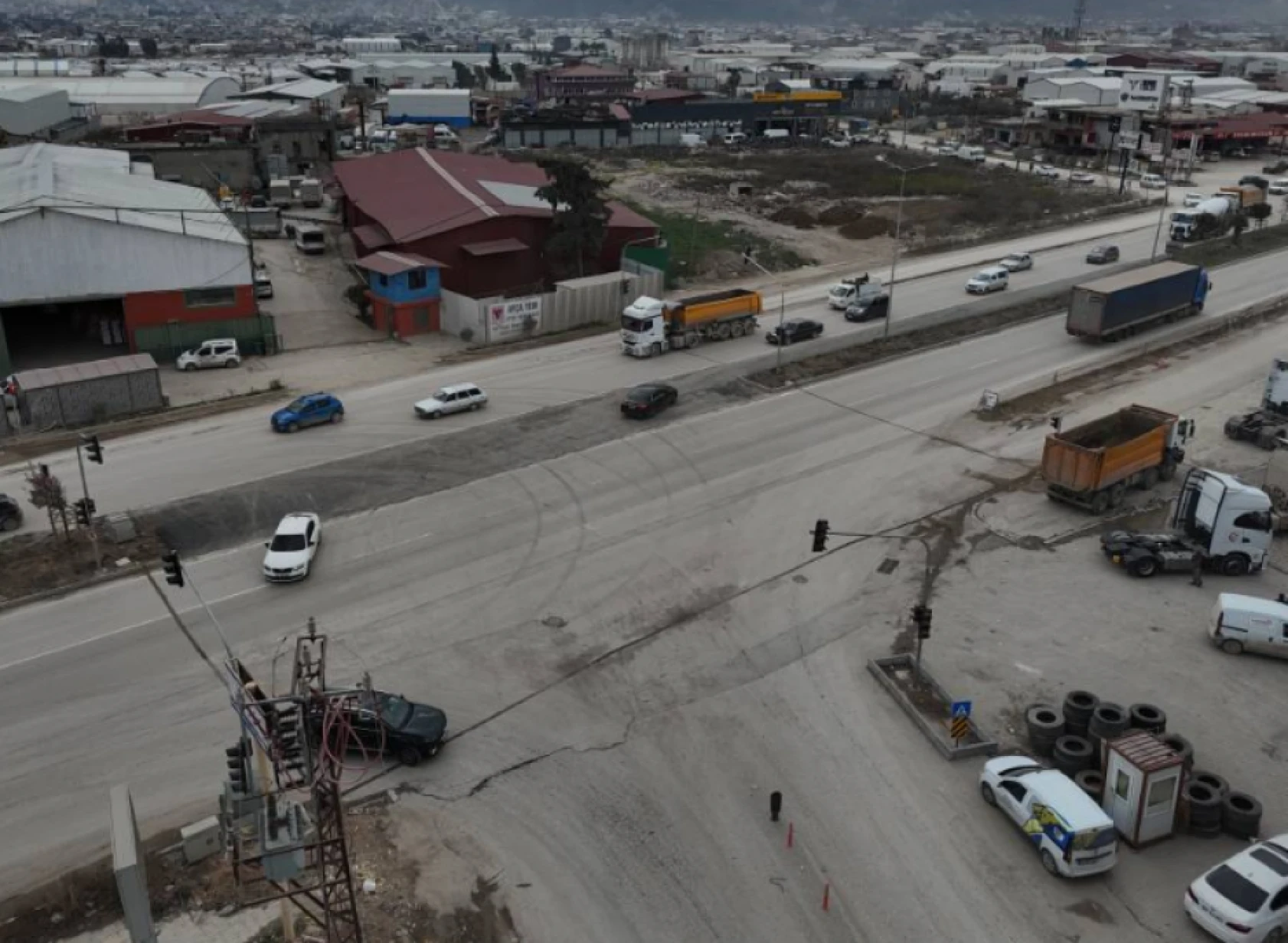 Hatay'da trafik yoğunluğunun fazla olduğu caddede çalışma başladı!