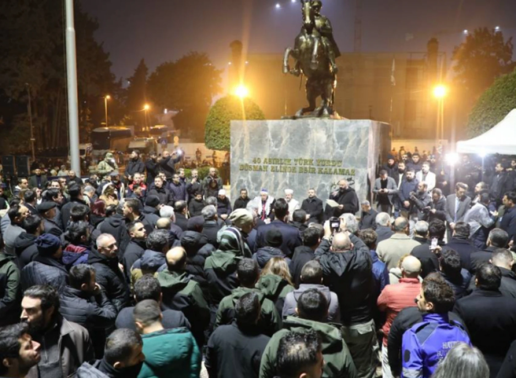 Hatay'da binlerce kişi sokaklara akın etti: Deprem şehitleri andı!