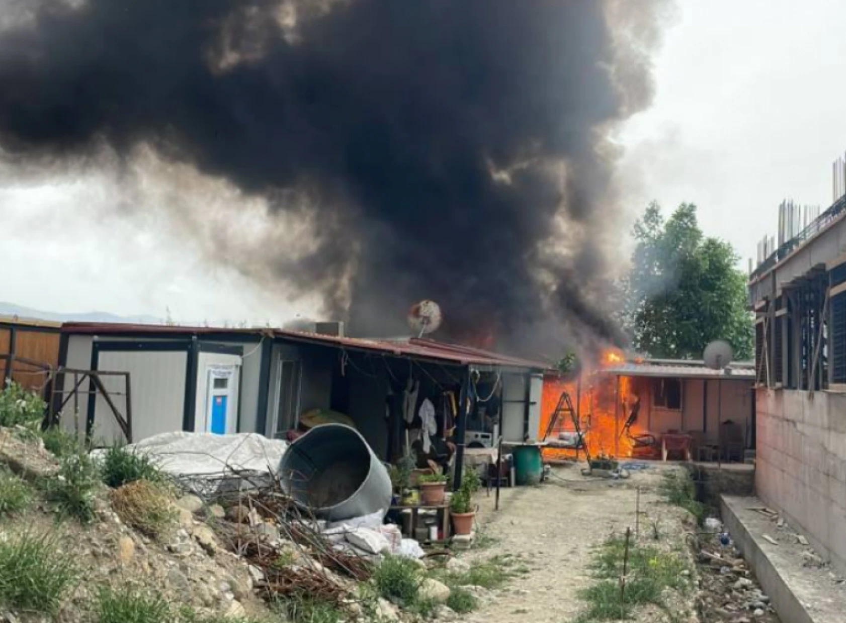 Hatay'da konteyner ve çadırlarda yangın paniği: Gökyüzü dumanlar kapladı!