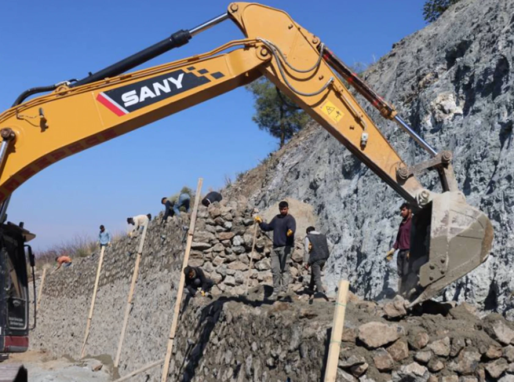 Hatay'da 3 ilçe için hayati öneme sahip olan yolda çalışmalar devam ediyor!