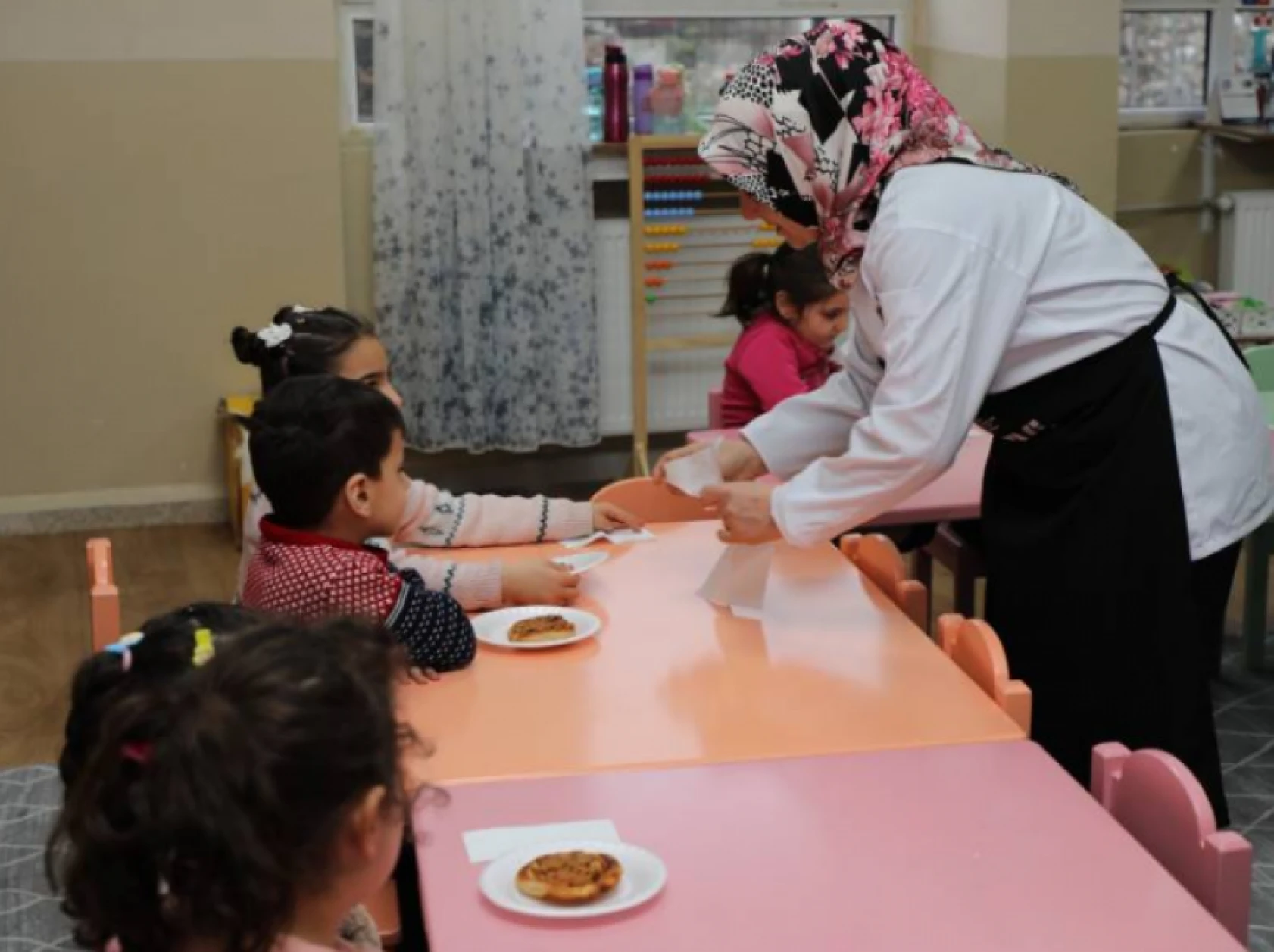 Hatay'ın mutfağını dünyaya tanıtan şef, çocuklara meslek sırrını anlattı!