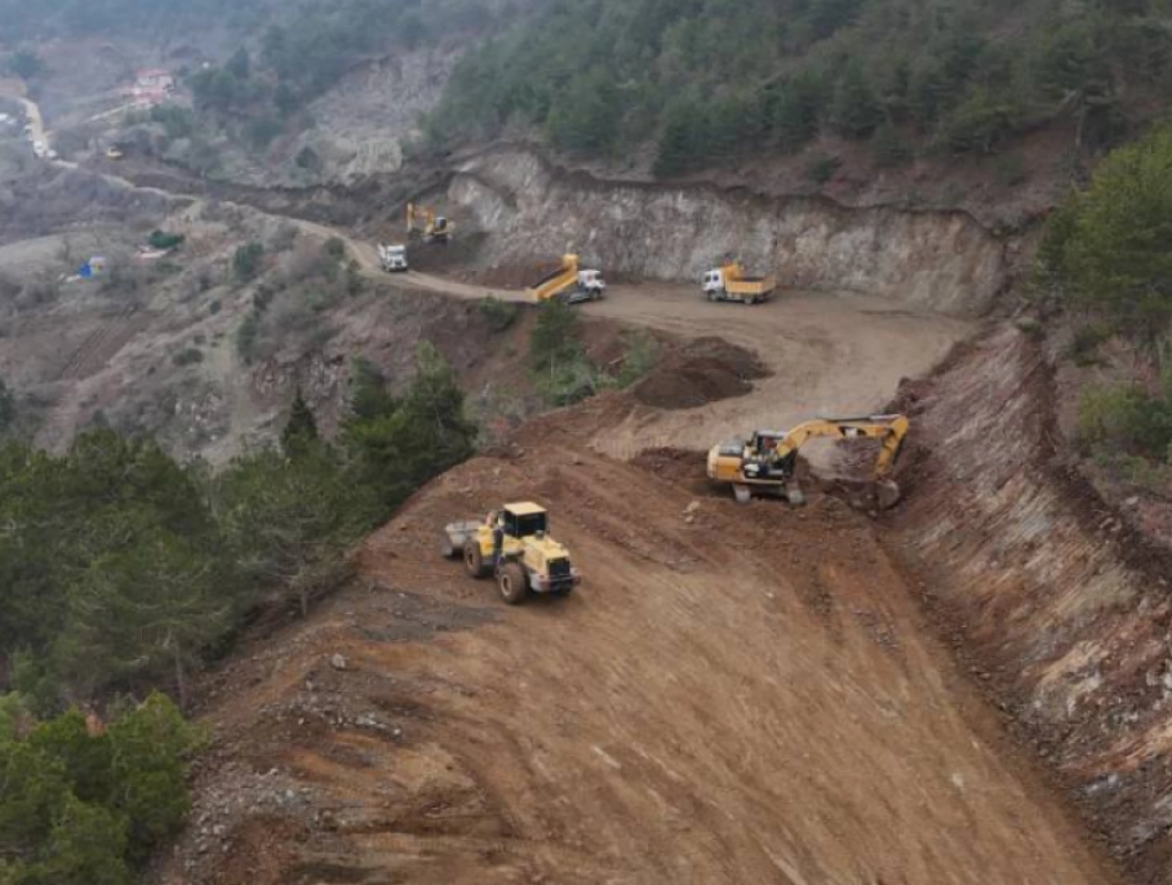 Hatay'da 2 ilçeyi birbirine bağlayan yolda çalışmalar aralıksız devam ediyor!