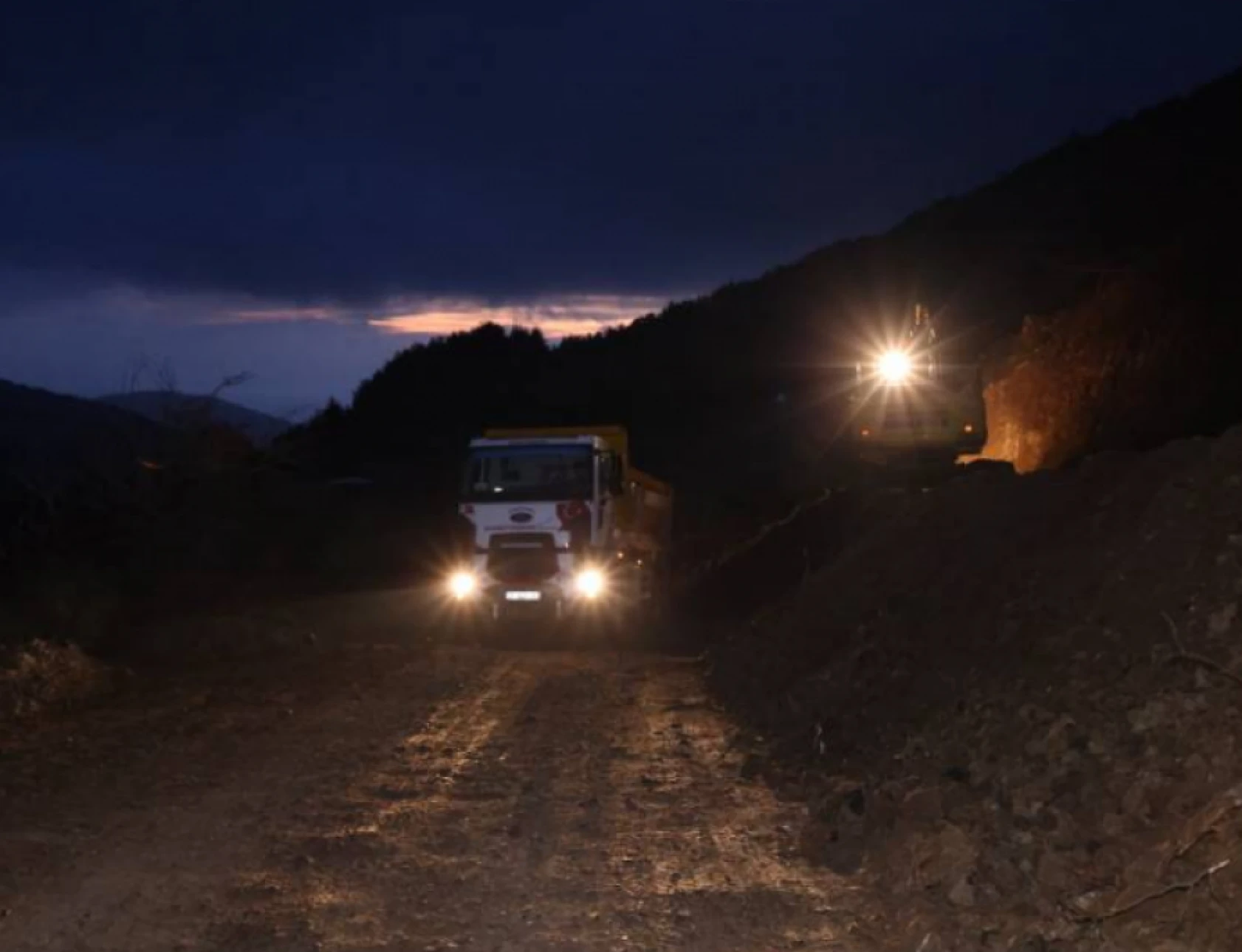 Hatay'da 2 ilçeyi birbirine bağlayan yolda çalışmalar aralıksız devam ediyor!