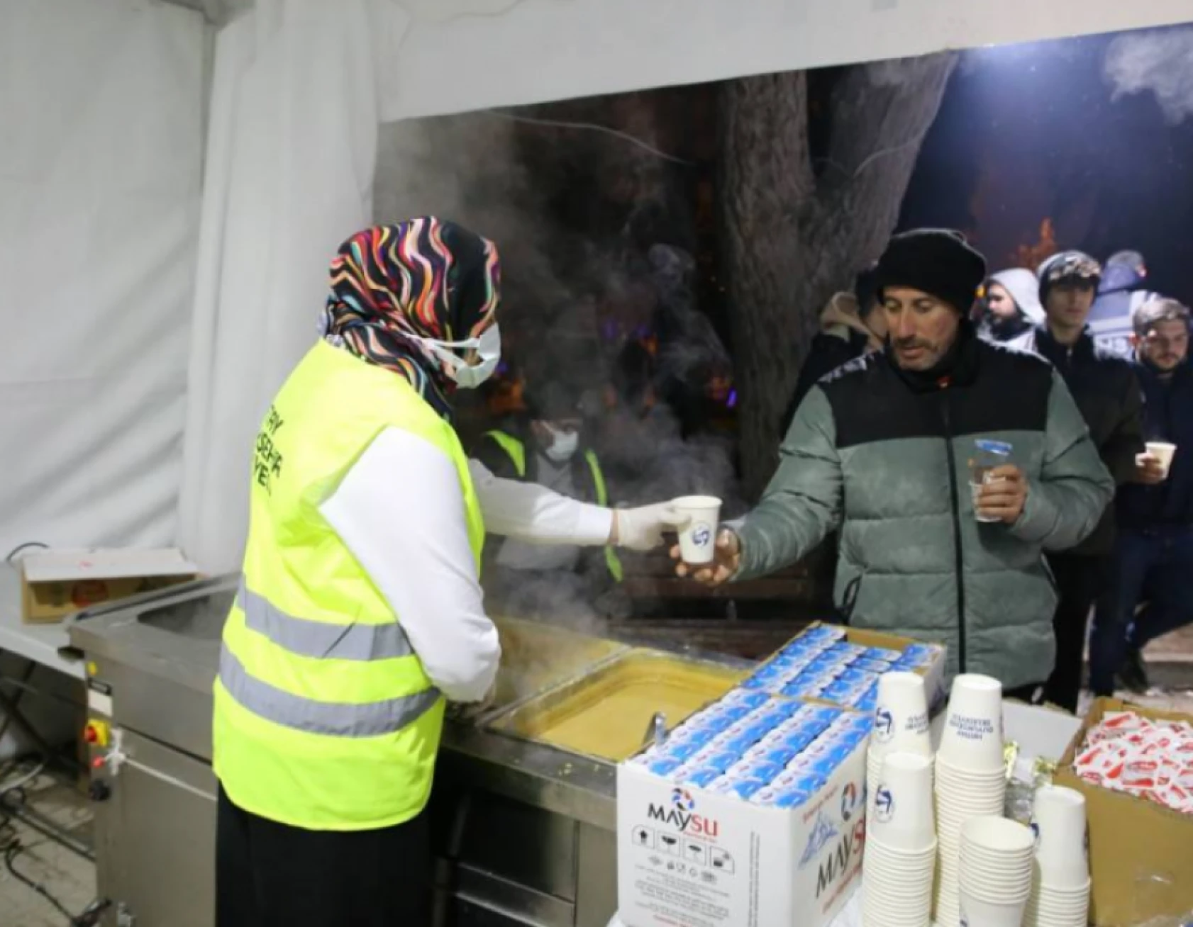Hatay'da binlerce kişi sokaklara akın etti: Deprem şehitleri andı!