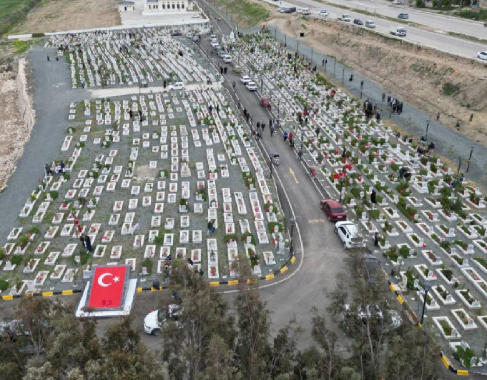 Hatay'daki mezarlıklarda golf araçları hizmet veriyor: O tarihe kadar geçerli!