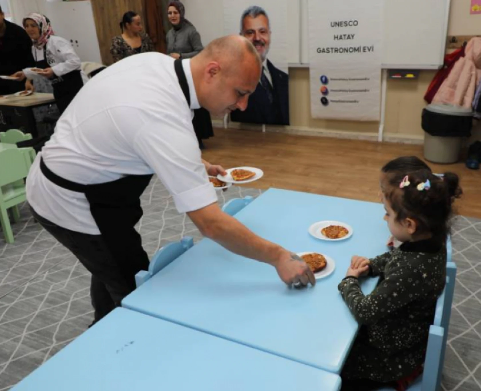 Hatay'ın mutfağını dünyaya tanıtan şef, çocuklara meslek sırrını anlattı!