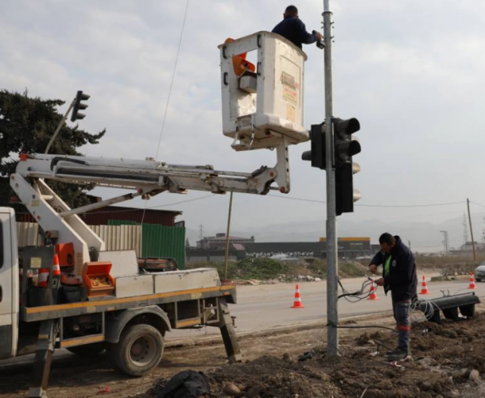 Hatay'da trafik yoğunluğunun fazla olduğu caddede çalışma başladı!