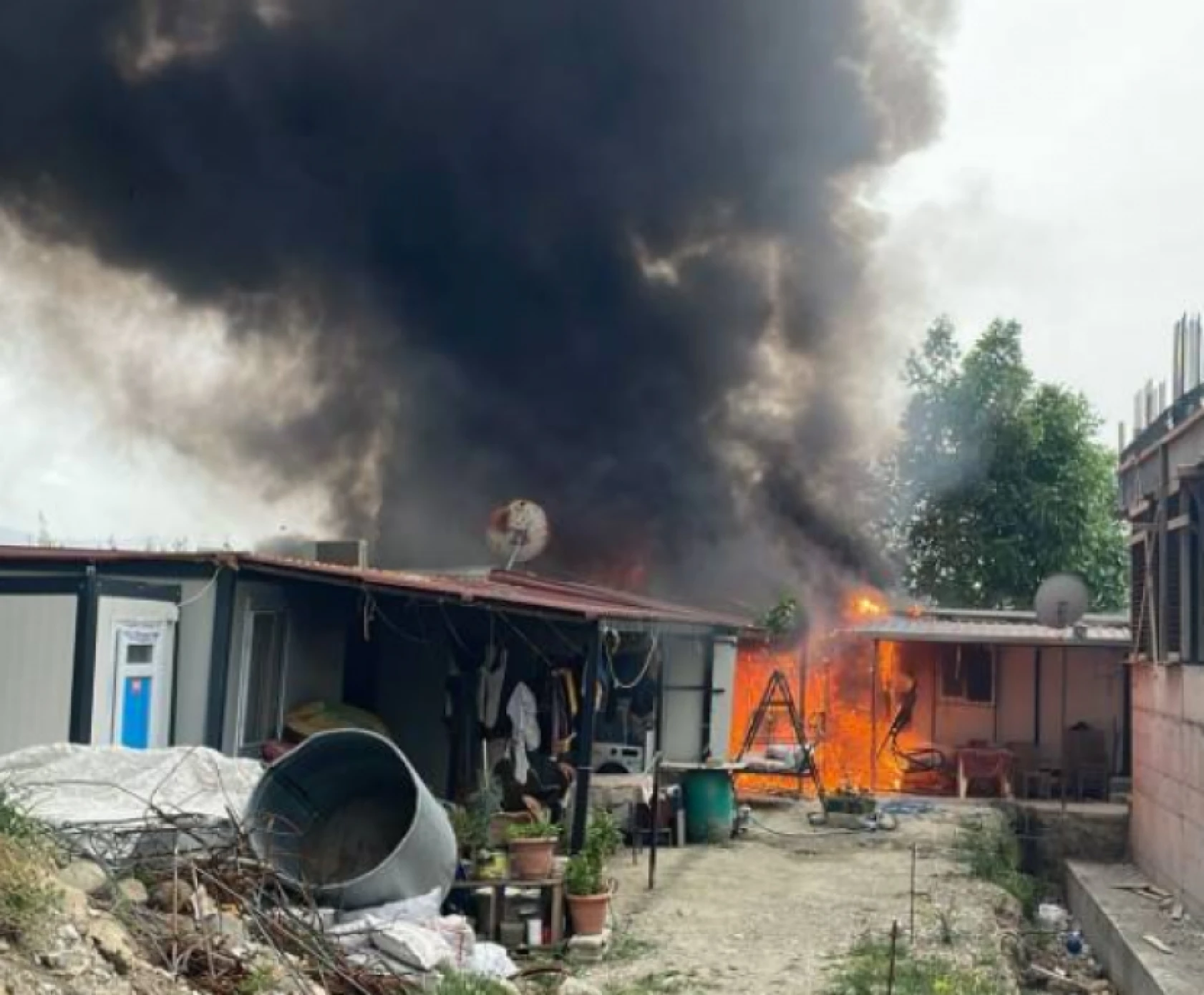 Hatay'da konteyner ve çadırlarda yangın paniği: Gökyüzü dumanlar kapladı!