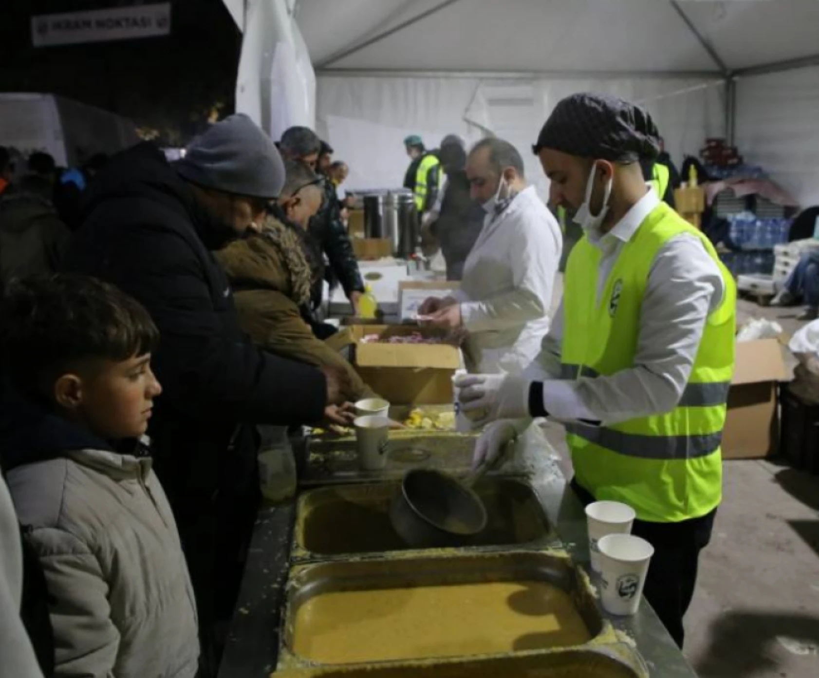 Hatay'da binlerce kişi sokaklara akın etti: Deprem şehitleri andı!
