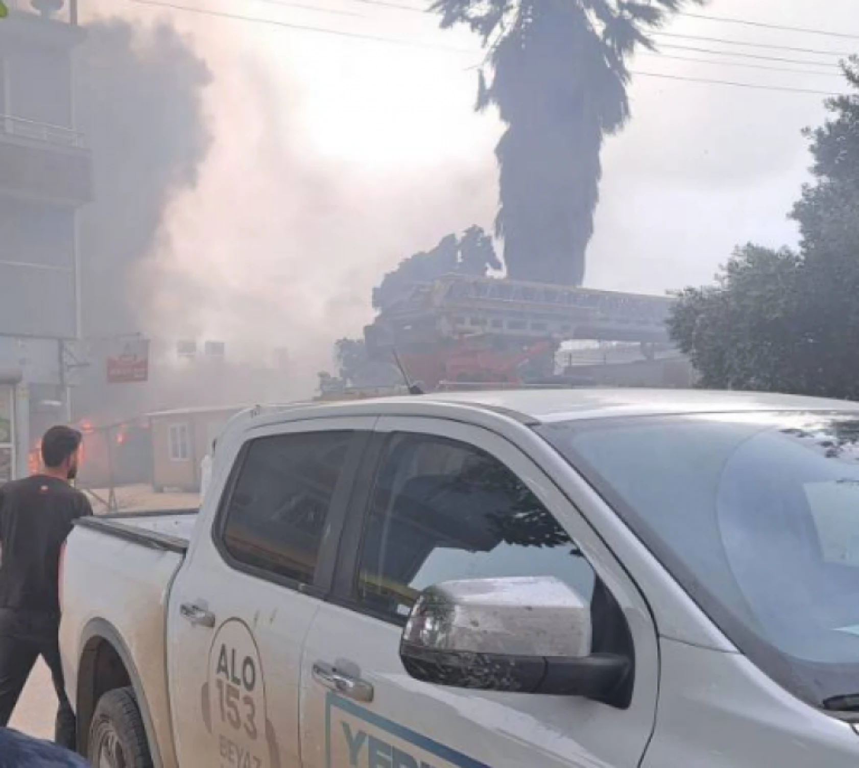Hatay'da konteyner ve çadırlarda yangın paniği: Gökyüzü dumanlar kapladı!