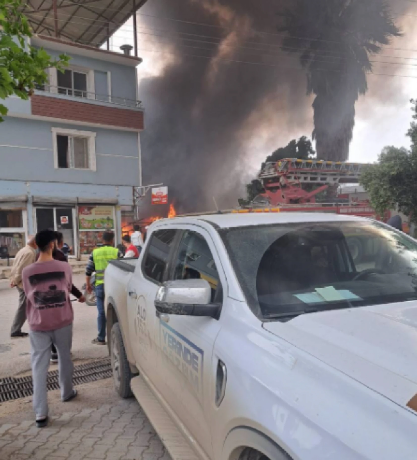 Hatay'da konteyner ve çadırlarda yangın paniği: Gökyüzü dumanlar kapladı!