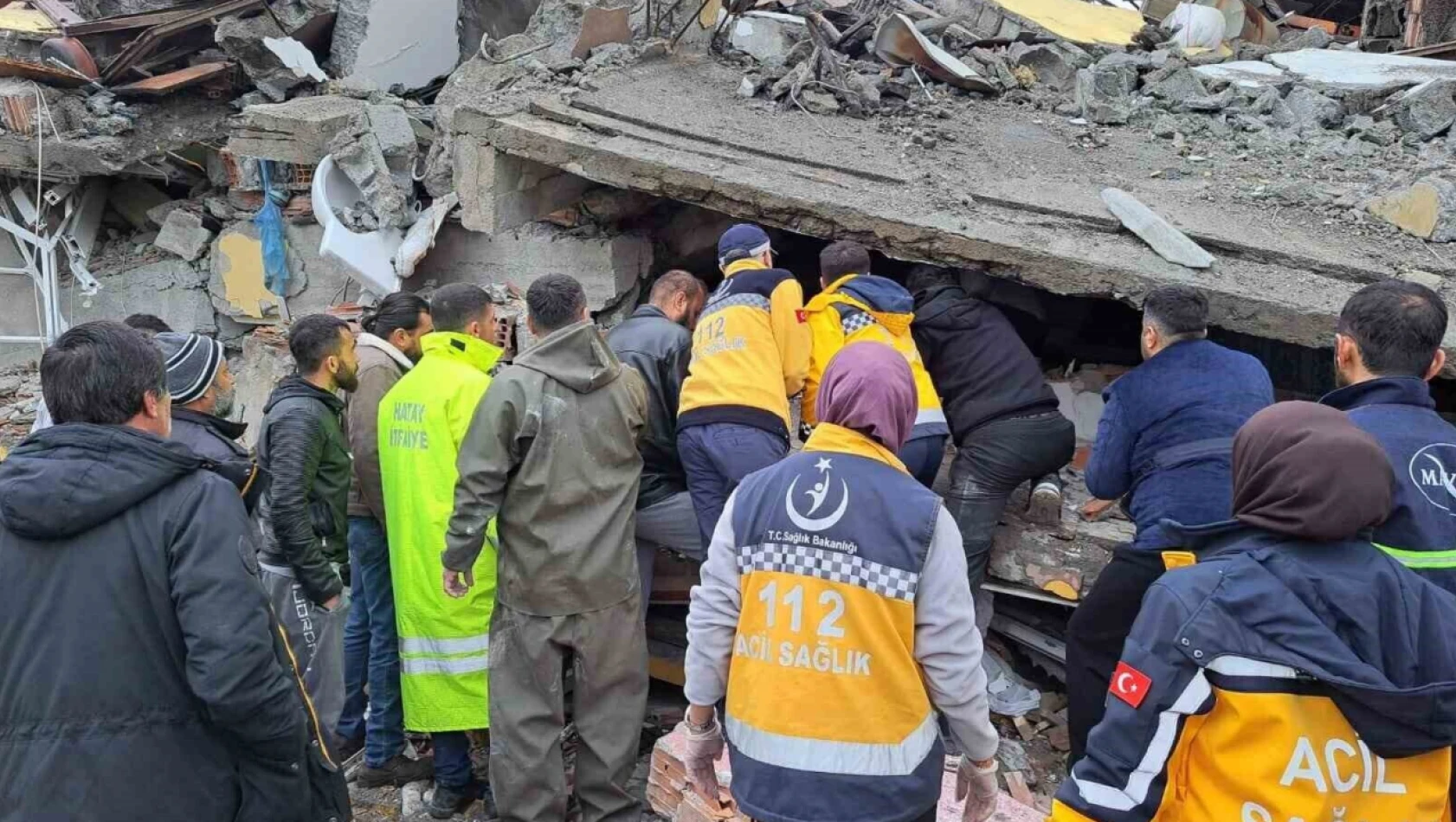 Antakya'da bir kişi yıkılan bina parçalarını altında kaldı!