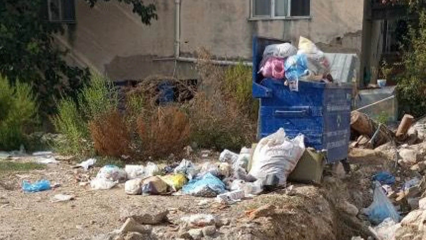 Hatay'da yarıda bırakılan altyapı çalışması vatandaşların kabusu oldu!