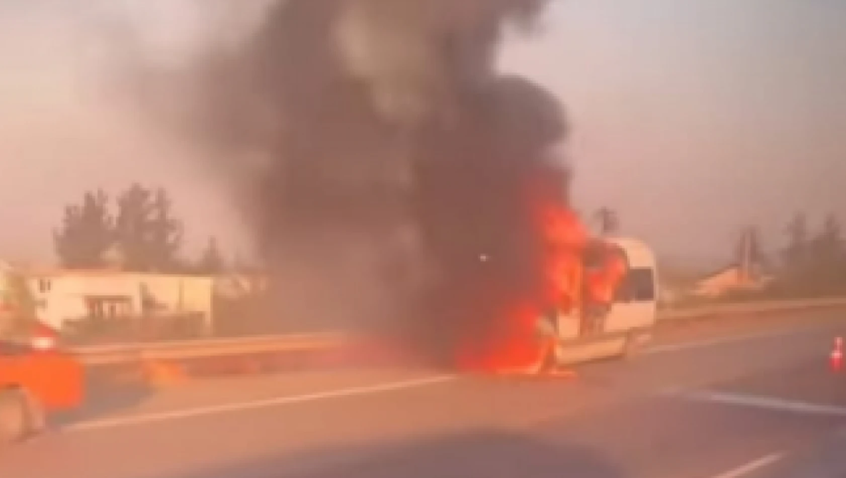 Hatay'daki işlek yolda araç yangını: İşte o görüntüler!