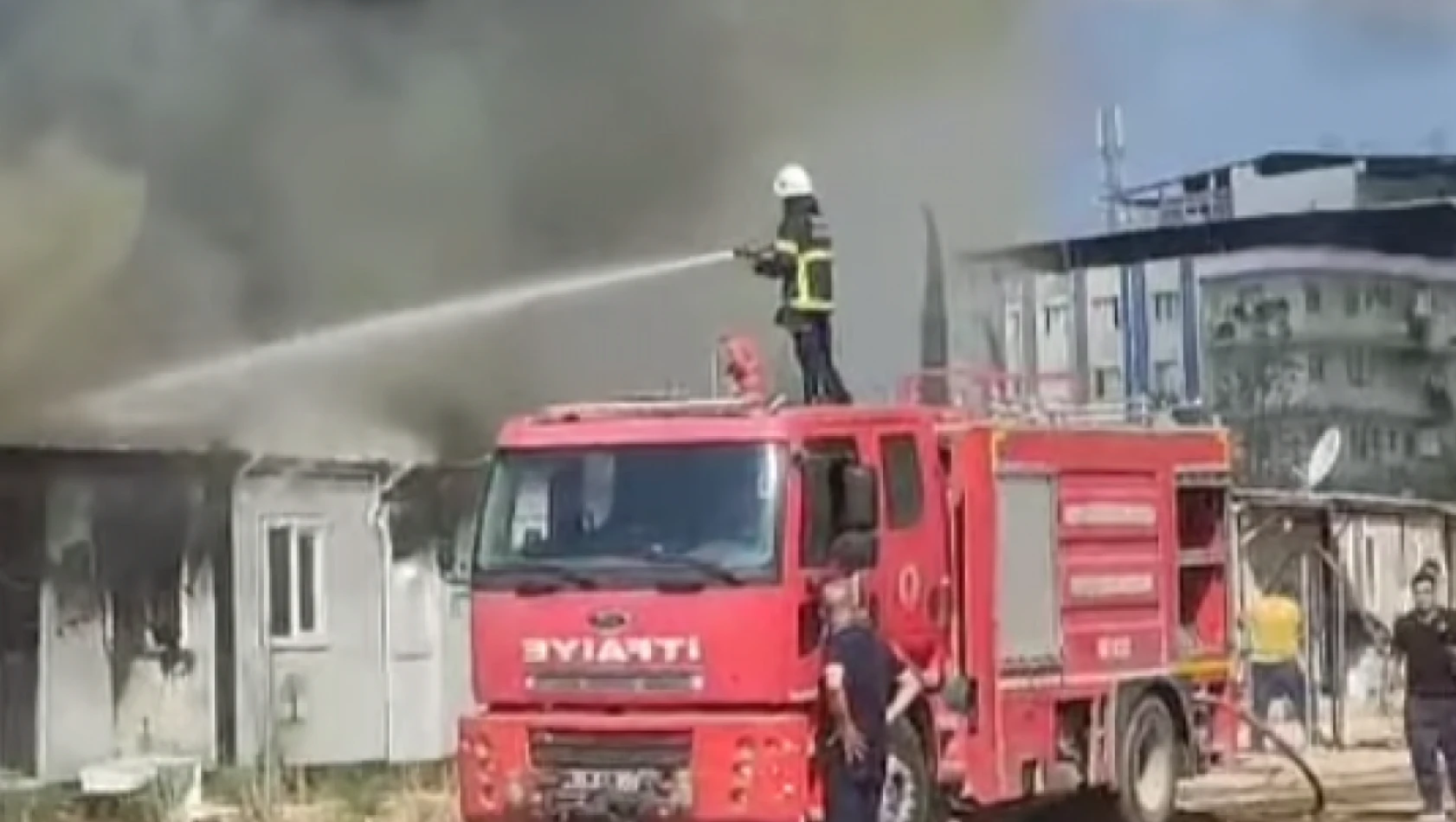 Hatay'daki konteyner kentte yangın!