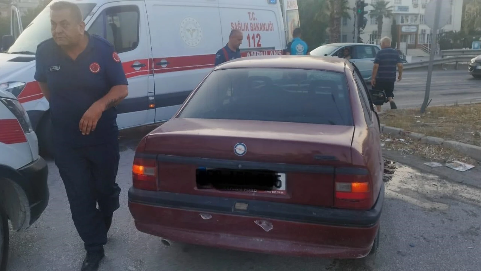 Hatay'ın merkezinde trafik kazası: Araçlarda sıkıştılar!