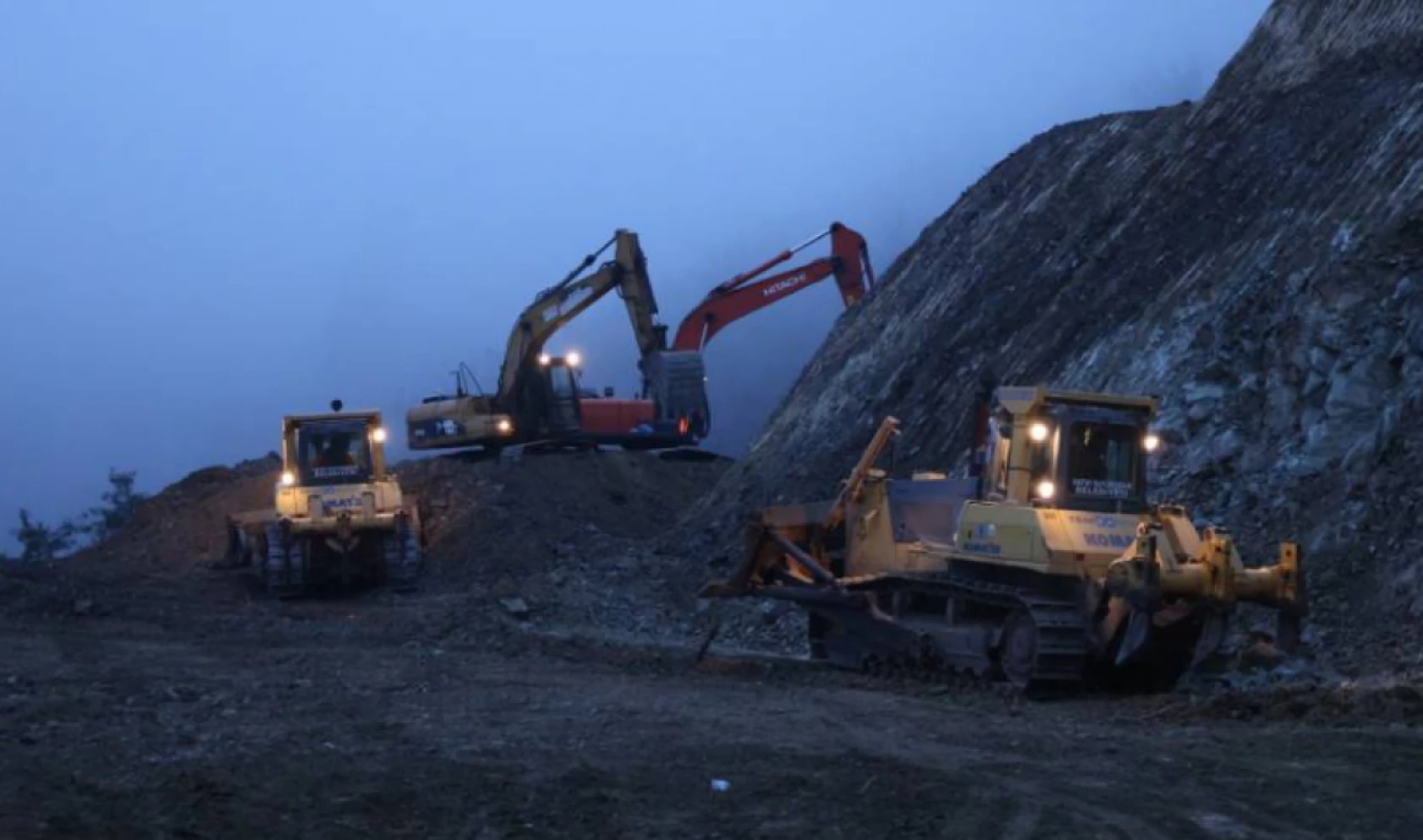Hatay'da 2 ilçeyi birbirine bağlayan yolda çalışmalar aralıksız devam ediyor!