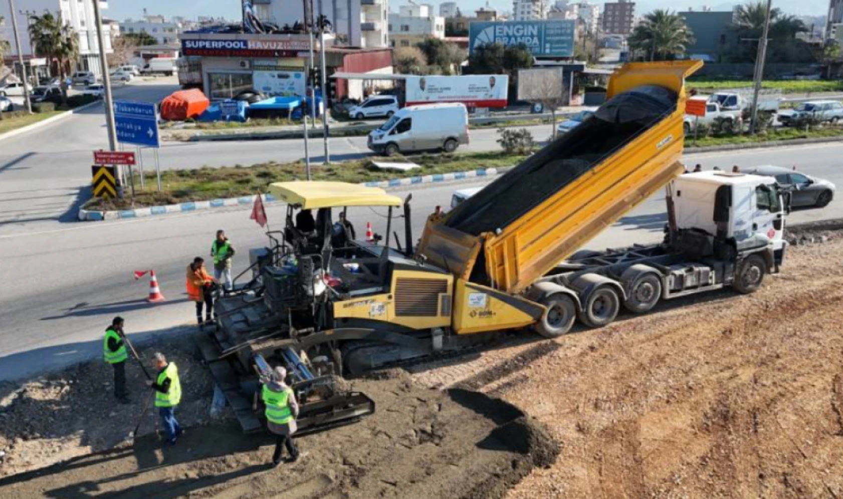 Hatay'da 2 ilçeyi bir birine bağlayan bağlantı yolu trafiğe nefes aldırdı!