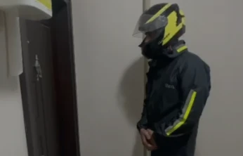 Kurye kılığındaki polis, Firari dolandırıcıyı yakaladı!