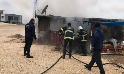 Hatay'da depremzedelerin kaldığı konteyner yandı!
