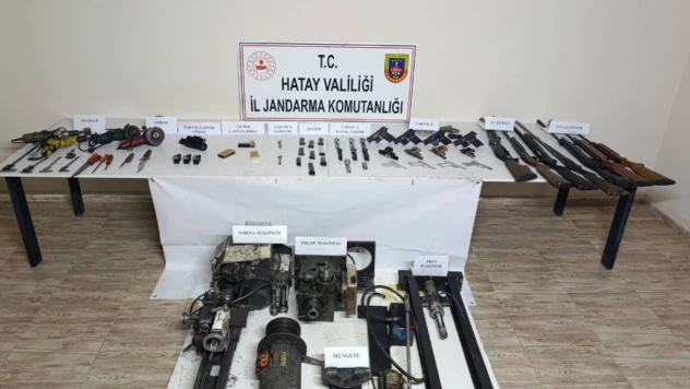 Hatay'da silah imal ve ticareti operasyonu: Çok sayıda silah ve malzeme ele geçirildi