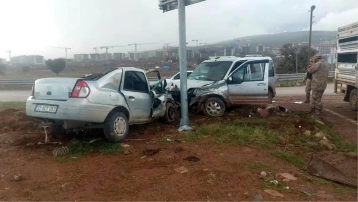 Hatay'da 2 araç kafa kafaya çarpıştı: Yaralılar var!