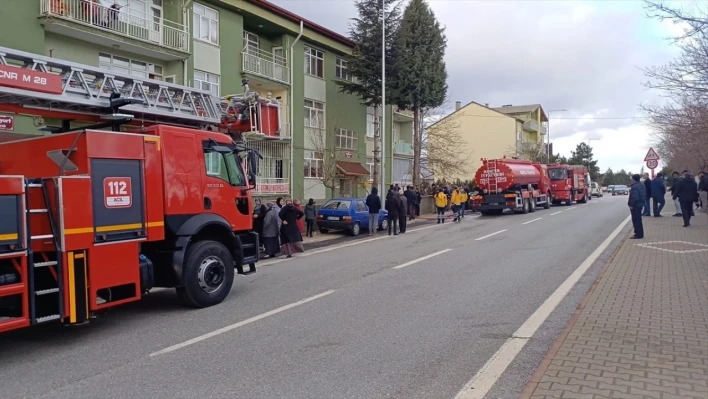 Hatay'da 3 katlı bina alevlere teslim oldu!