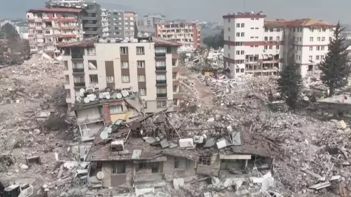 Hatay'da 4 katlı bina yerle bir oldu!