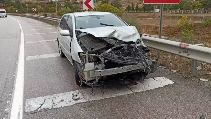 Hatay'da araç bariyerlere çarptı: Sürücü yaralandı!