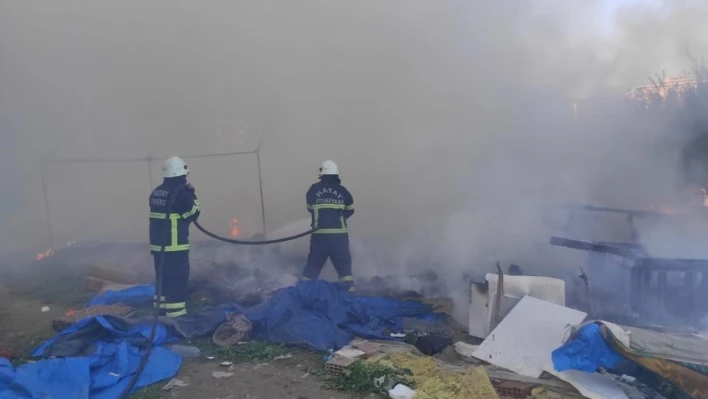 Hatay'da çıkan yangında çadır külle döndü!